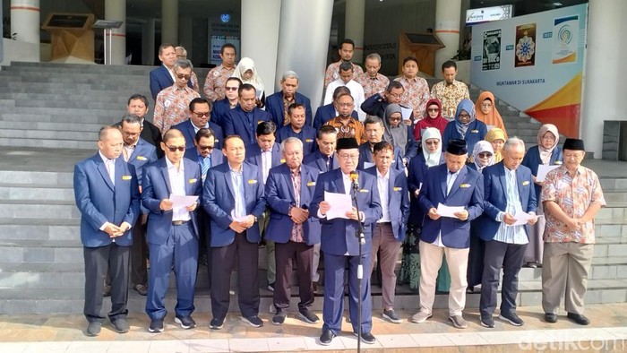 Sejumlau guru besar UMS saat membacakan Maklumat Kebangsaan di di depan Gedung Siti Walidah Kampus 2 UMS, Senin (5/2/2024).