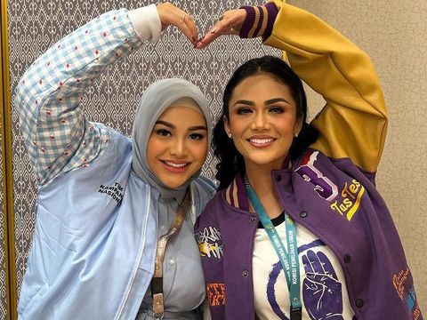 Pertemuan Krisdayanti dengan Aurel Hermansyah dalam Debat Capres kelima dengan pilihan yang berbeda. (Instagram @aurelie.hermansyah)
