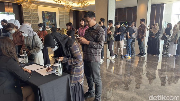 Peserta #DemiIndonesia Cerdas Memilih di Semarang melakukan registrasi sebelum mengikuti acara, Senin (5/2/2024).