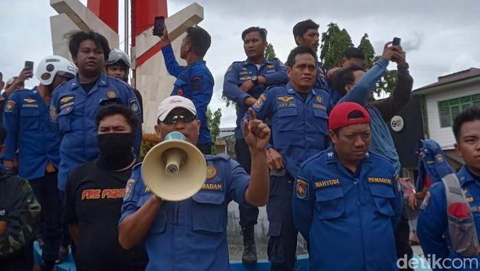 Petugas Damkar Bone demo di Kantor Bupati Bone.