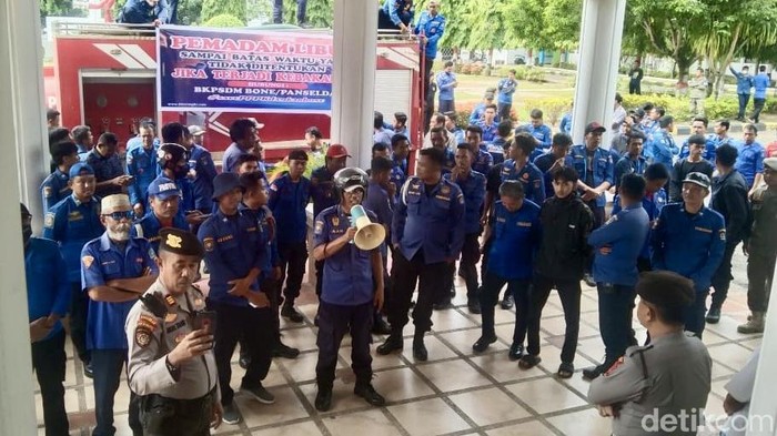 Petugas Damkar Bone demo di Kantor Bupati Bone.