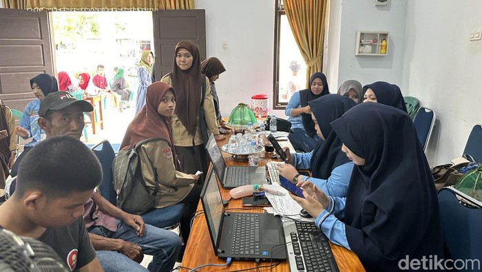 Petugas Disdukcapil Bone melakukan perekaman di Kantor Camat Lamuru. Agung Pramono/detikSulsel