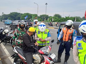Bandel! Sejumlah Pemotor Nekat Lawan Arah di Flyover Jaktim