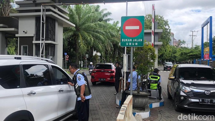 Petugas saat memeriksa kendaraan roda empat yang hendka masuk ke Universitas Brawijaya