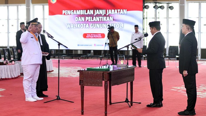 Pj Gubsu Hassanudin saat melantik Wali Kota Gunungsitoli