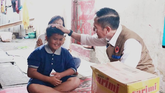 Pj Walkot Palembang Ratu Dewa saat mendatangi rumah Iki dan memberi bantuan.