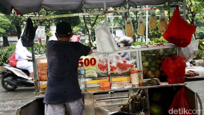 Kemenag mewajibkan pengusaha makanan minuman seperti UMKM dan PKL memiliki sertifikat halal. Mereka wajib memiliki sertifikat halal paling lambat pada 17 Oktober 2024.
