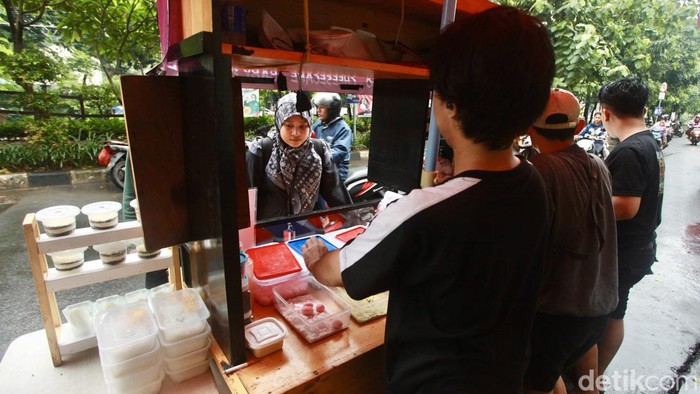 PKL Wajib Punya Sertifikat Halal Mulai 17 Oktober 2024 Kemenag mewajibkan pengusaha makanan minuman seperti UMKM dan PKL memiliki sertifikat halal. Mereka wajib memiliki sertifikat halal paling lambat pada 17 Oktober 2024.