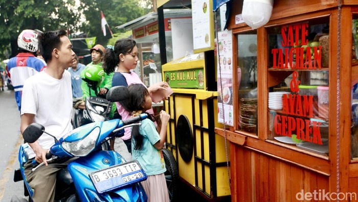 Kemenag mewajibkan pengusaha makanan minuman seperti UMKM dan PKL memiliki sertifikat halal. Mereka wajib memiliki sertifikat halal paling lambat pada 17 Oktober 2024.
