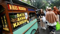 Para pedagang kaki lima berjualan di kawasan Kalibata, Jakarta, Senin (5/2/2024).