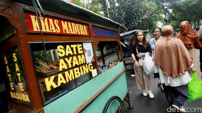 Kemenag mewajibkan pengusaha makanan minuman seperti UMKM dan PKL memiliki sertifikat halal. Mereka wajib memiliki sertifikat halal paling lambat pada 17 Oktober 2024.