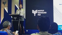 Executive Vice President Komunikasi Korporat dan Tanggung Jawab Sosial dan Lingkungan (TJSL) PLN Gregorius Adi memberikan sambutan dalam peresmian Laboratorim Virtual Reality di ITPLN.