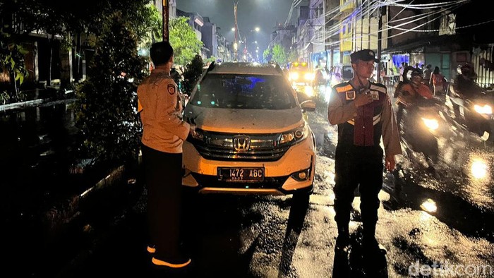 Pohon tumbang di Surabaya