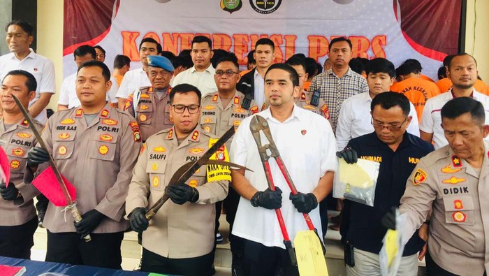 Polres Metro Bekasi menangkap begal yang melukai bapak-bapak di Cibitung.