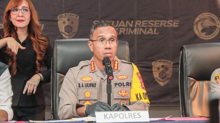 Polres Metro Jakarta Timur mengamankan 24 remaja bersenjata yang diduga hendak tawuran.