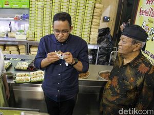 Potret Anies Cicip Lunpia di Semarang