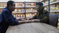 Anies berbincang dengan pemilik tempat makan, yaitu Meliani Sugiarto. 