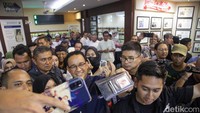 Anies meladeni permintaan berfoto bersama. 
