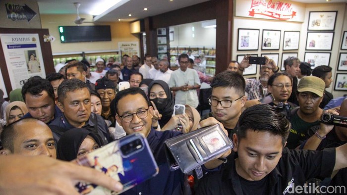 Anies Baswedan mengunjungi Lunpia Cik Me Me di Jl Gajah Mada, Semarang, Jawa Tengah, Senin (5/2/2024).