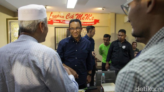 Potret Anies Cicip Lunpia di Semarang Anies Baswedan mengunjungi Lunpia Cik Me Me di Jl Gajah Mada, Semarang, Jawa Tengah, Senin (5/2/2024).