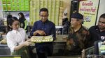Potret Anies Cicip Lunpia di Semarang