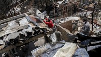 Beberapa lingkungan di tepi timur Viña del Mar dilalap api dan asap, sehingga membuat beberapa orang terjebak di rumah mereka. Para pejabat mengatakan 200 orang dilaporkan hilang di Viña del Mar dan sekitarnya.  AP/Cristobal Basaure  