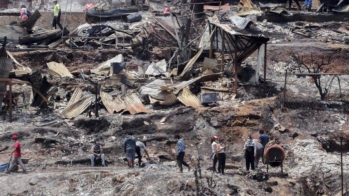 Potret Kehancuran Akibat Kebakaran Hutan di Chile Locals clean the rubble of burnt-out houses after forest fires reached their neighborhood in Vina del Mar, Chile, Sunday, Feb. 4, 2024. (AP Photo/Cristobal Basaure)
