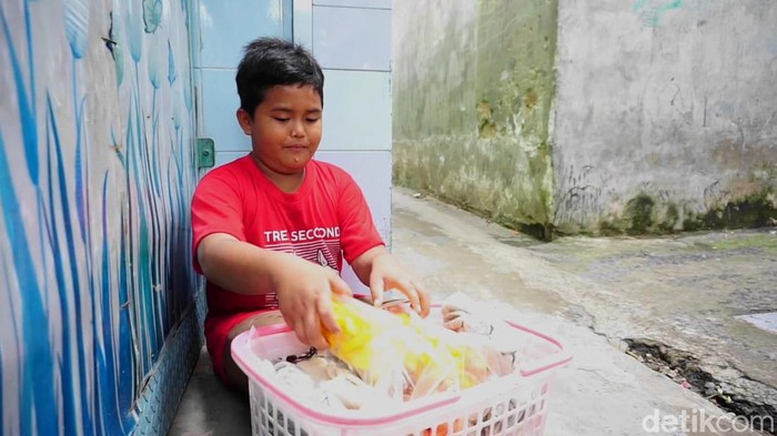 Potret kehidupan Iki, bocah kelas 5 SD yang harus menghidupi nenek dan 3 adiknya di Palembang.