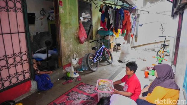 Potret kehidupan Iki, bocah kelas 5 SD yang harus menghidupi nenek dan 3 adiknya di Palembang.