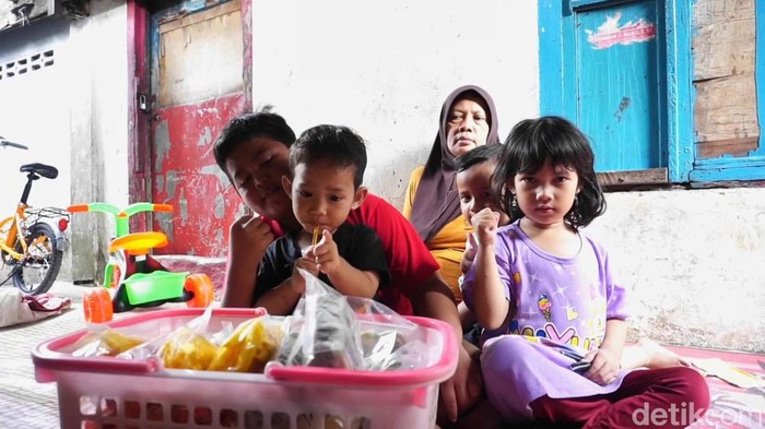 Potret kehidupan Iki, bocah kelas 5 SD yang harus menghidupi nenek dan 3 adiknya di Palembang.