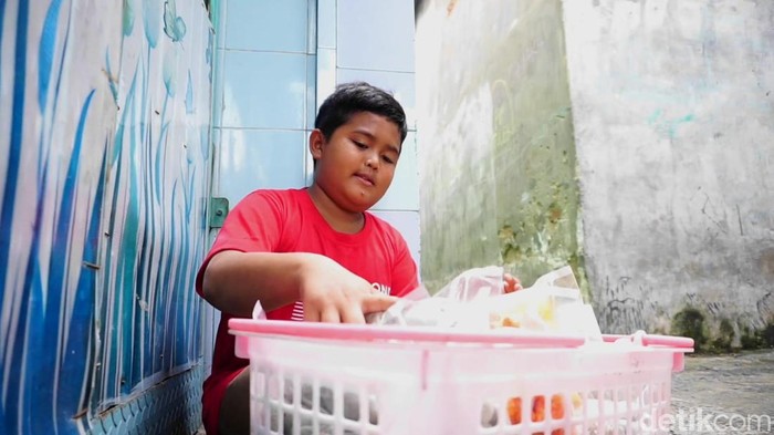 Potret kehidupan Iki, bocah kelas 5 SD yang harus menghidupi nenek dan 3 adiknya di Palembang.