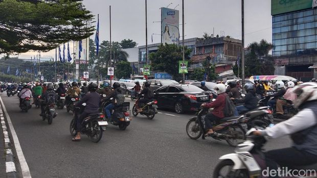 Potret kemacetan di Pasteur Bandung, Senin (5/2/2024).