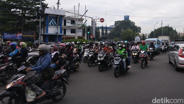 Potret kemacetan di Pasteur Bandung, Senin (5/2/2024).