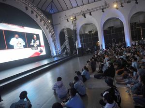 Potret Keseruan Kreator Indonesia Maju Nobar Debat Capres