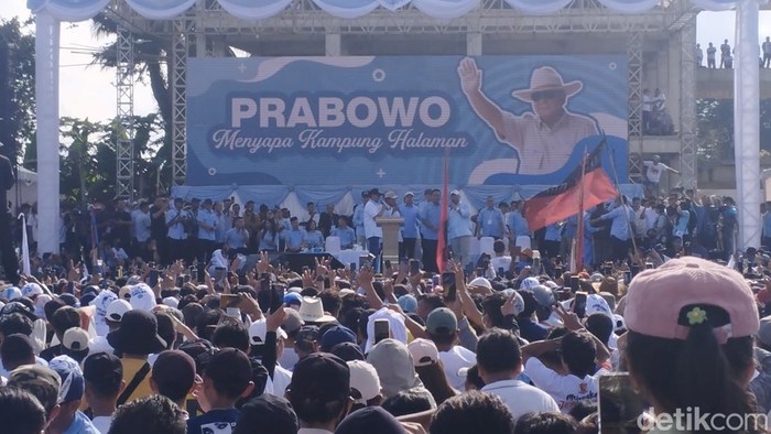 Prabowo berkampenye di Lapangan Schwarz, Langowan, Manado, Sulawesi Utara.