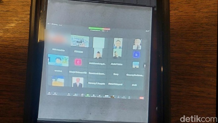 Pria video porno aksi onani saat Zoom Meeting Deklarasi Komunitas Guru Besar dan Dosen ITB Peduli Demokrasi Berintegritas: Mencegah Kemunduran Demokras