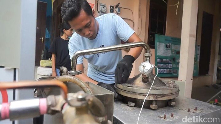 Proses olah plastik jadi solar dengan mesin pirolisis, di bengkel Get Plastic, Desa Sibang Kaja, Kabupaten Badung, Sabtu (3/2/2024). (Agus Eka/detikBali)