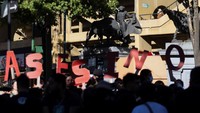 Surat-surat bertuliskan Asesino Pembunuh terpampang saat protes menentang kembalinya adu banteng, di luar arena adu banteng Plaza de Toros Mexico di Mexico City, Meksiko, Minggu (4/2/2024).