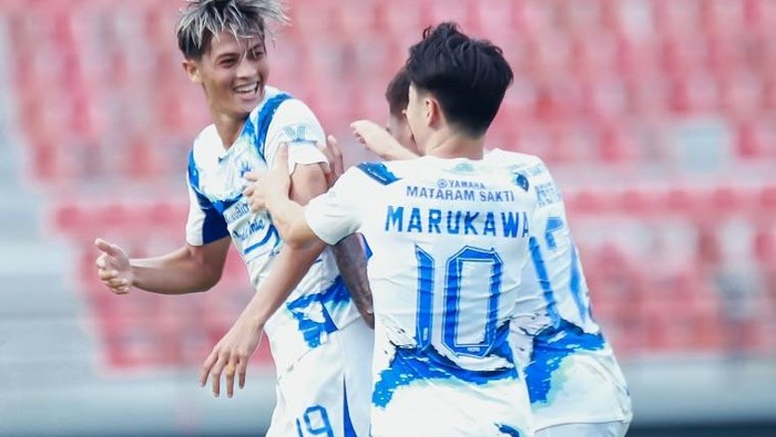 Pemain PSIS merayakan gol Alfeandra Dewangga ke gawang Arema