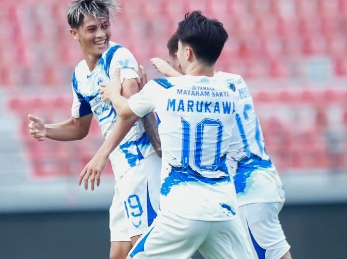 Pemain PSIS merayakan gol Alfeandra Dewangga ke gawang Arema