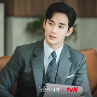 Kim Soo Hyun menempati peringkat pertama sebagai artis Korea terpopuler bulan ini. Sang aktor menampilkan pesonanya sebagai direktur hukum dan suami Kim Ji Won di drakor Queen of Tears. Foto: dok. tvN