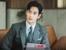 Kim Soo Hyun Tampan Sempurna di Drakor Queen of Tears Kim Soo Hyun Tampan Sempurna di Drakor Queen of Tears