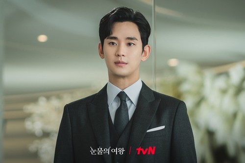 Kim Soo Hyun di drama Korea Queen of Tears.