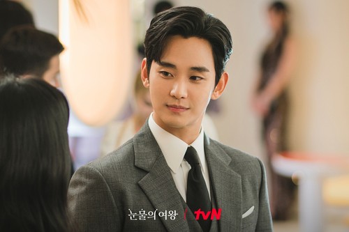 Kim Soo Hyun di drama Korea Queen of Tears.
