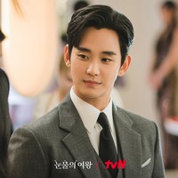 Lee Min Ho pun dijuluki sebagai master ciuman karena selalu terlihat jatuh cinta dengan lawan mainnya. Terbawa suasana, Lee Min Ho bahkan mencium leher Kim Go Eun di drakor The King: Eternal Monarch. Foto: dok. tvN