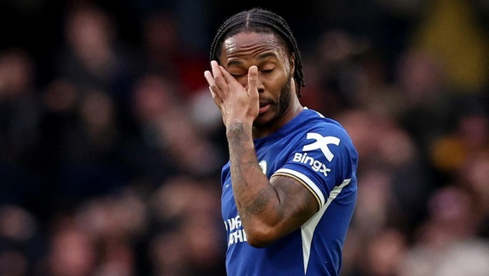 Soccer Football - Premier League - Chelsea v Wolverhampton Wanderers - Stamford Bridge, London, Britain - February 4, 2024 Chelseas Raheem Sterling reacts after Wolverhampton Wanderers Matheus Cunha scores their third goal REUTERS/David Klein NO USE WITH UNAUTHORIZED AUDIO, VIDEO, DATA, FIXTURE LISTS, CLUB/LEAGUE LOGOS OR LIVE SERVICES. ONLINE IN-MATCH USE LIMITED TO 45 IMAGES, NO VIDEO EMULATION. NO USE IN BETTING, GAMES OR SINGLE CLUB/LEAGUE/PLAYER PUBLICATIONS.