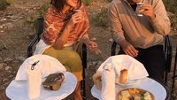 Momennya bersama sang suami, Hamish Daud kerap diunggah. Kalau ini momennya liburan ke Gunung Bromo, mereka terlihat menikmati minuman hangat. Foto: Instagram @raisa6690
