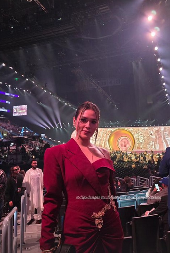 Raisa tampil dengan gaun merah one-shoulder. Gaun tersebut memiliki potongan seperti blazer. Foto: dok. Instagram/@raisa6690 & @archangelachelsea