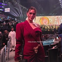 Raisa tampil dengan gaun merah one-shoulder. Gaun tersebut memiliki potongan seperti blazer. Foto: dok. Instagram/@raisa6690 & @archangelachelsea