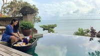 Raisa menikmati momen liburannya di Bali beberapa tahun lalu. Ia sempat berfoto dengan floating breakfast dari sebuah resort mewah. Foto: Instagram @raisa6690